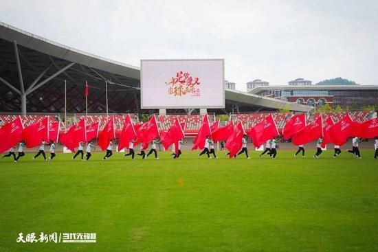 而在海报右侧吴京饰演的刘培强则眼神坚定注视远方，在空间站守护地球的他面对地球的危机，将会何去何从？此次发布的;文武香贵人物海报与常规的电影人物海报不同，他们都不是专业演员，而是导演大鹏真实的家人，是毫无表演经验的素人